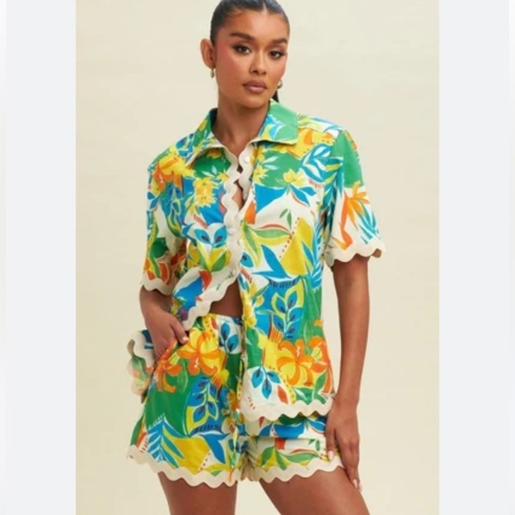 Lilly’s Kloset NWT Floral Hawaiian Print Blouse Top with Contrast Trim - Picture 2 of 11